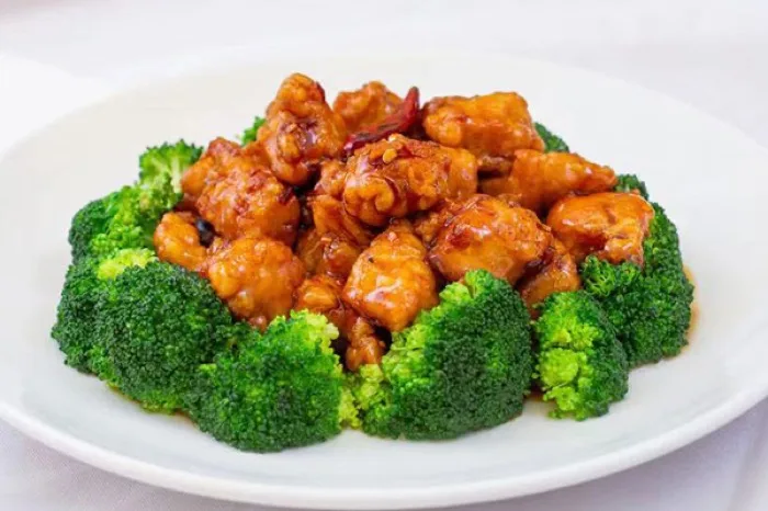 General Gau's chicken with broccoli